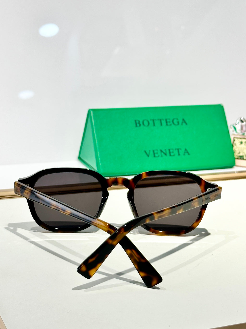 Bottega Veneta glasses with tortoiseshell frame and dark tinted lenses