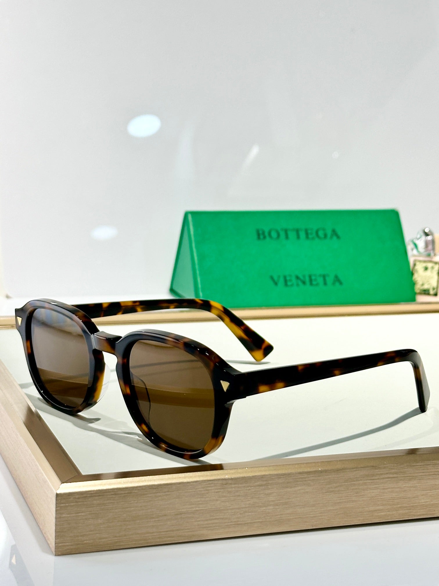 Bottega Veneta glasses with tortoiseshell frame and brown tinted lenses