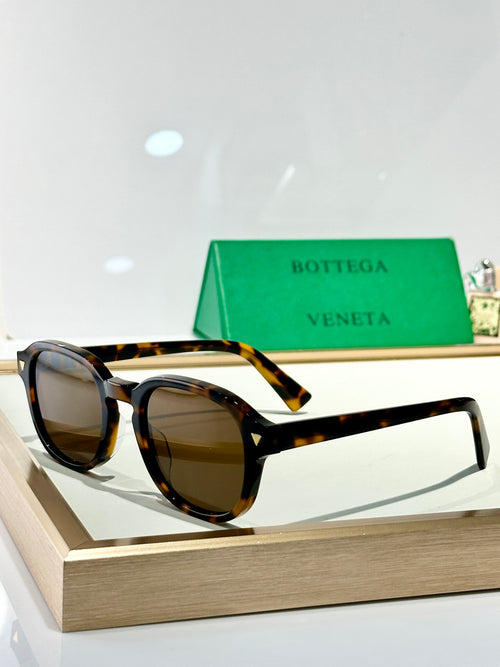 Bottega Veneta glasses with tortoiseshell frame and brown tinted lenses