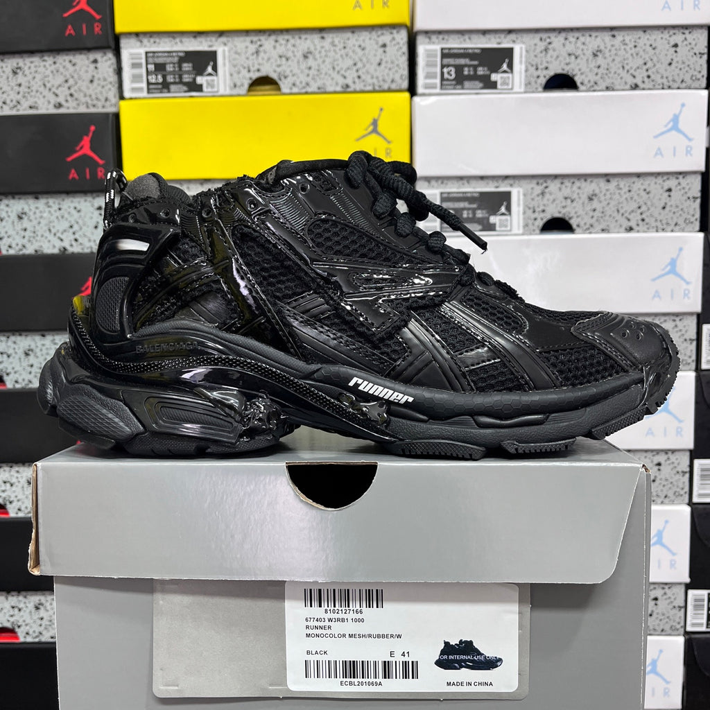 Balenciaga unisex black running sneaker with lace-up and chunky midsole