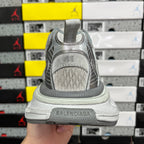 Unisex sneakers in light gray with rear logo patch and molded heel cup
