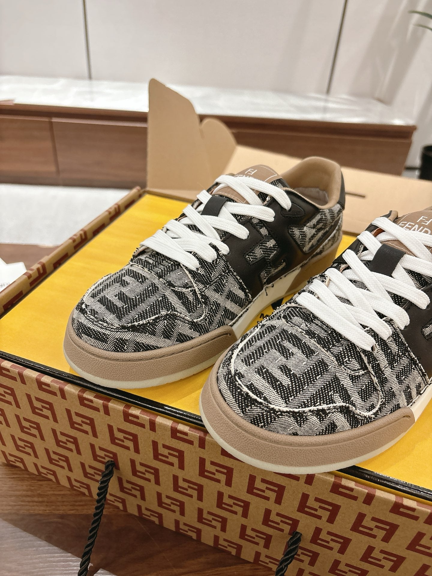 Luxury Shoes Fendi Unisex