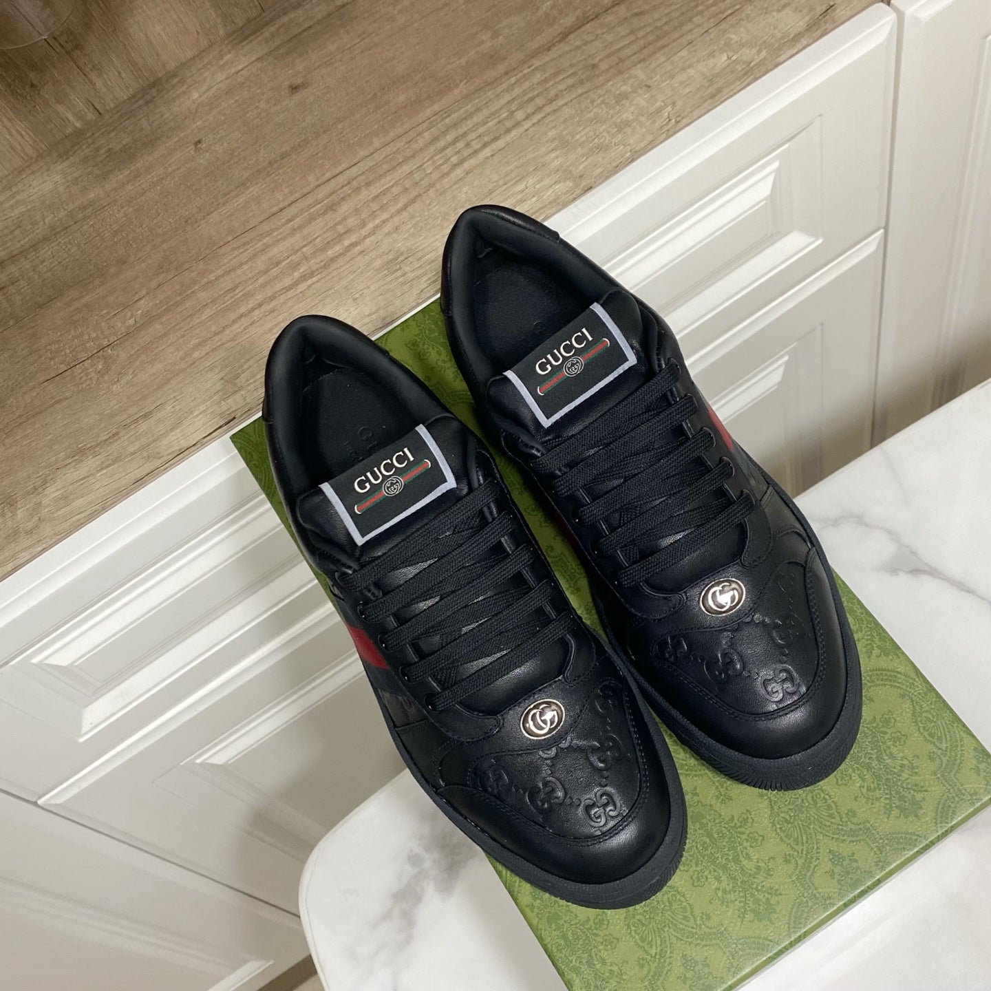 Gucci unisex low-top sneakers, black leather with lace-up and side red-and-blue stripe.