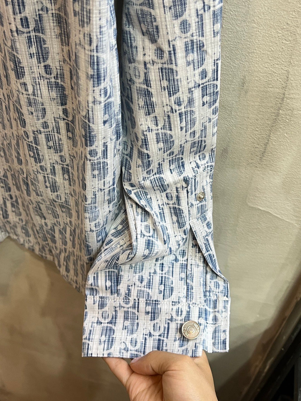 Blue-and-white patterned long-sleeve shirt with ruched drawstring hem