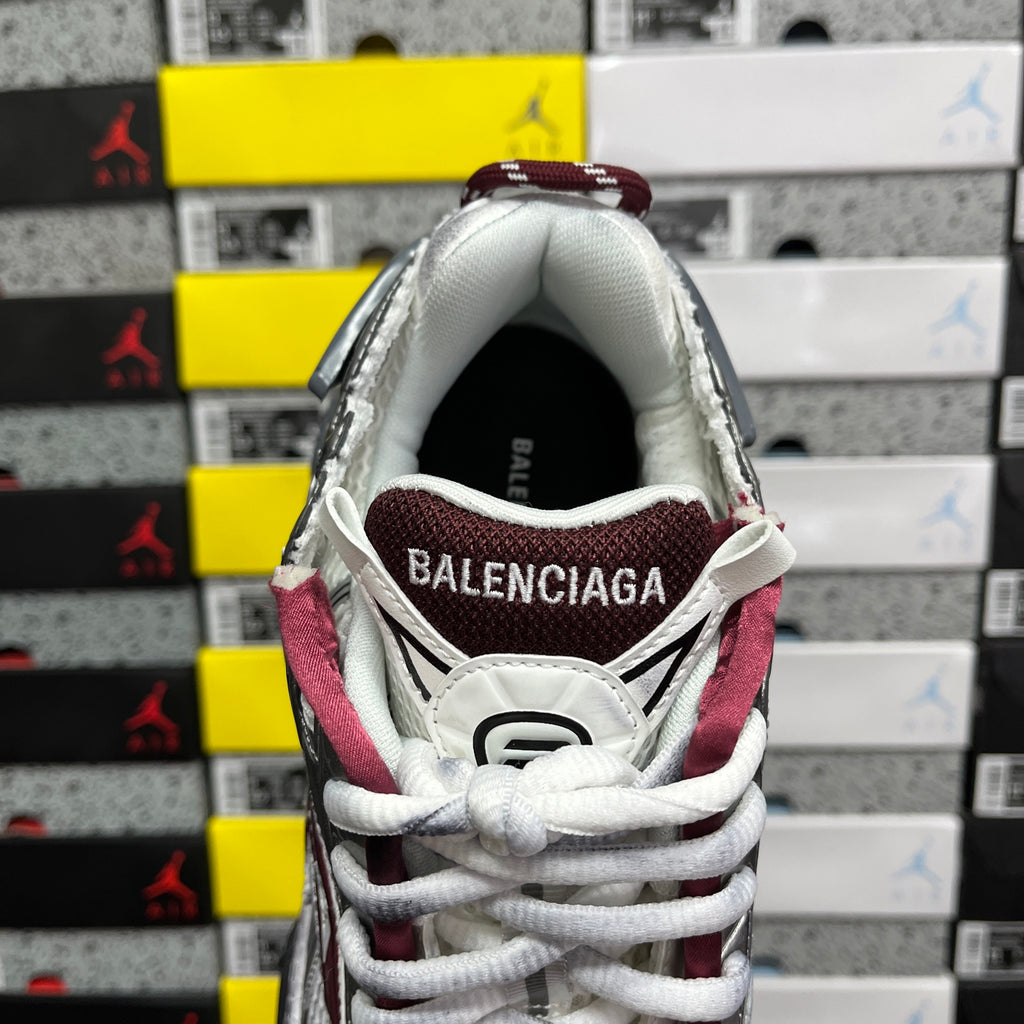 Balenciaga sneakers inner heel with 'BALENCIAGA' print, white lining, burgundy trim