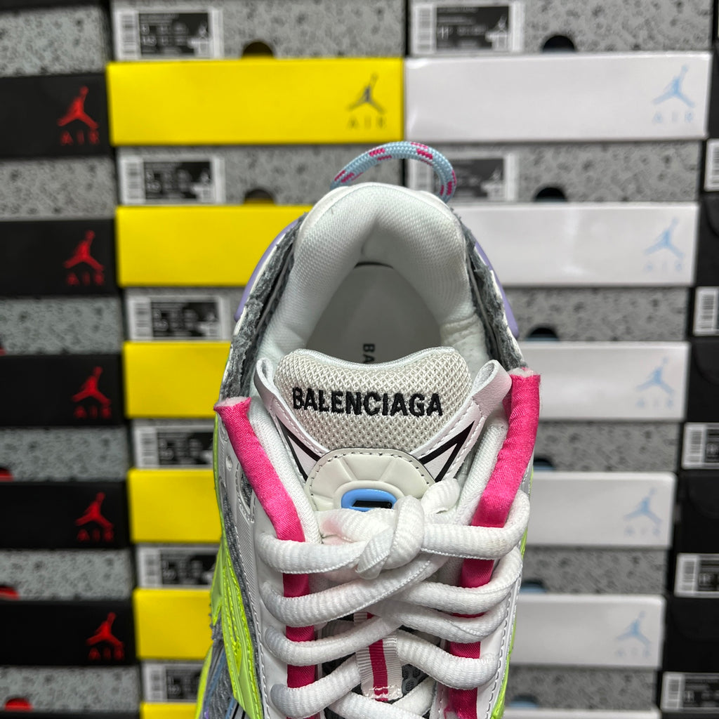 Balenciaga unisex sneaker heel, white interior lining with BALENCIAGA text and pink collar
