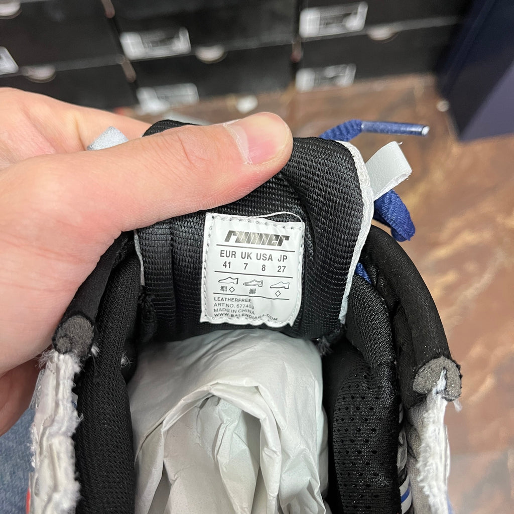 Unisex sneaker inner label with size info and blue laces