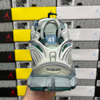 Runner sneaker back view with size 41 patch and Balenciaga logo, teal accents.