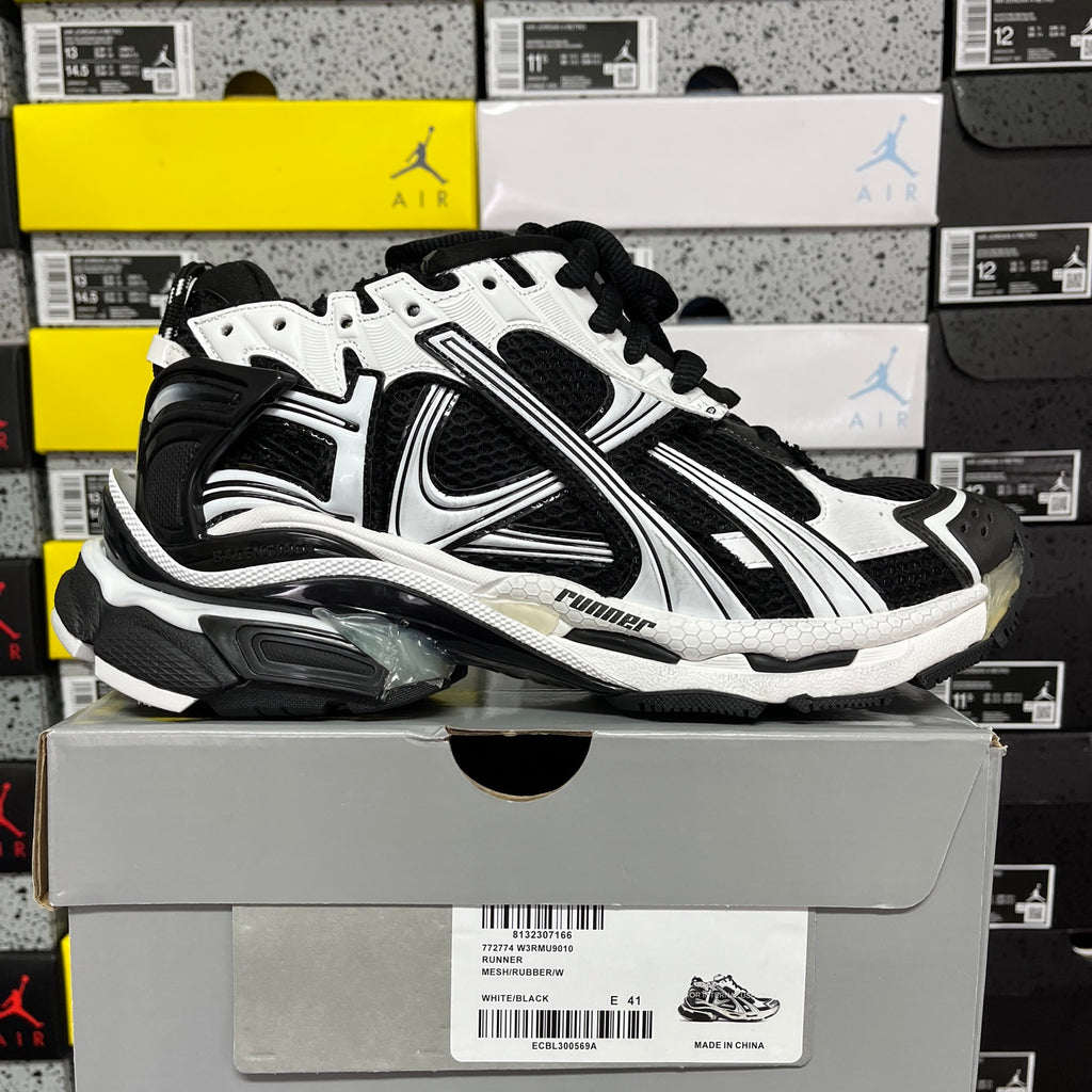 Runner sneaker, black and white with striped overlays and lace-up front
