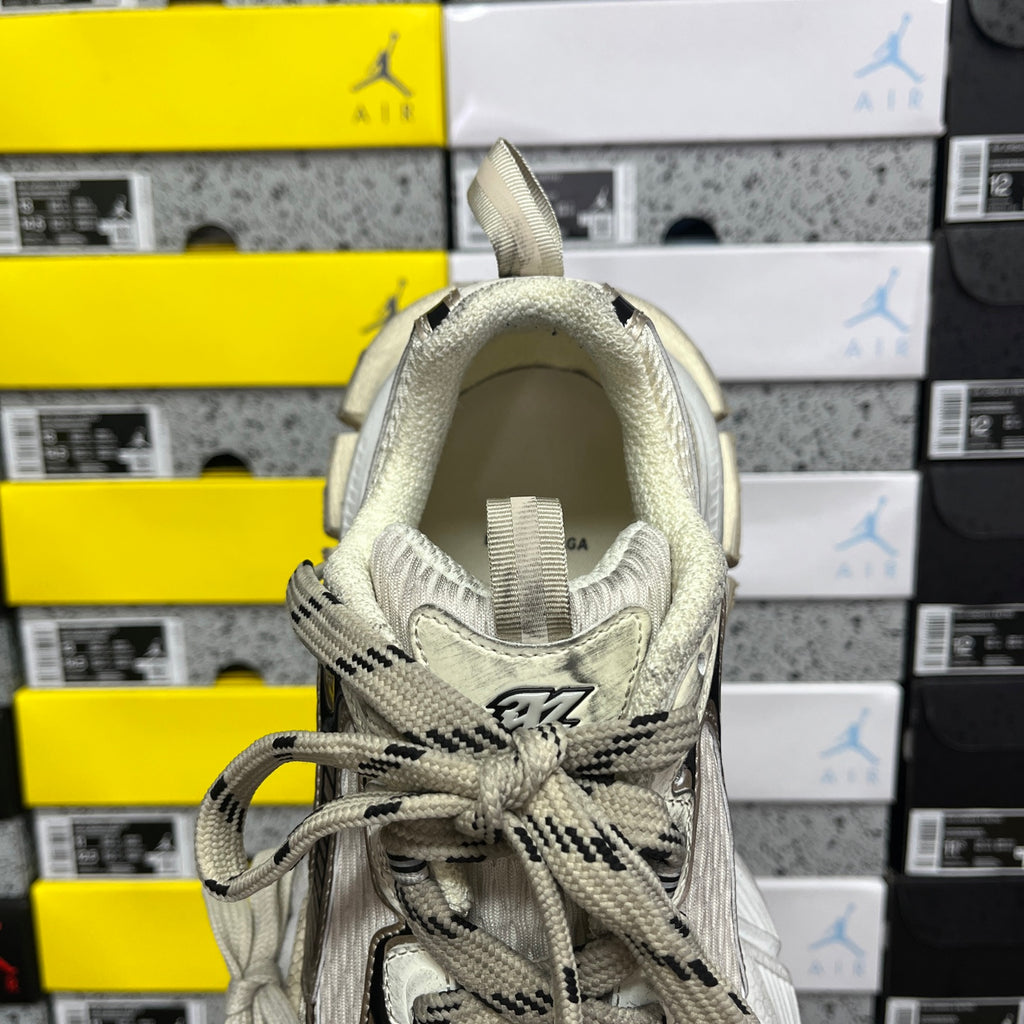 Balenciaga unisex sneaker inside collar view, light gray padded lining and laces