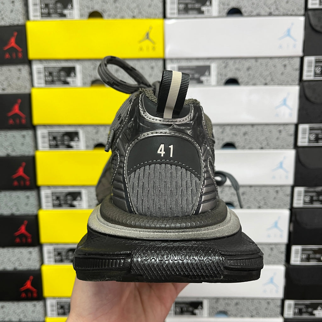 Unisex running sneaker heel view with gray knit lining and textured midsole