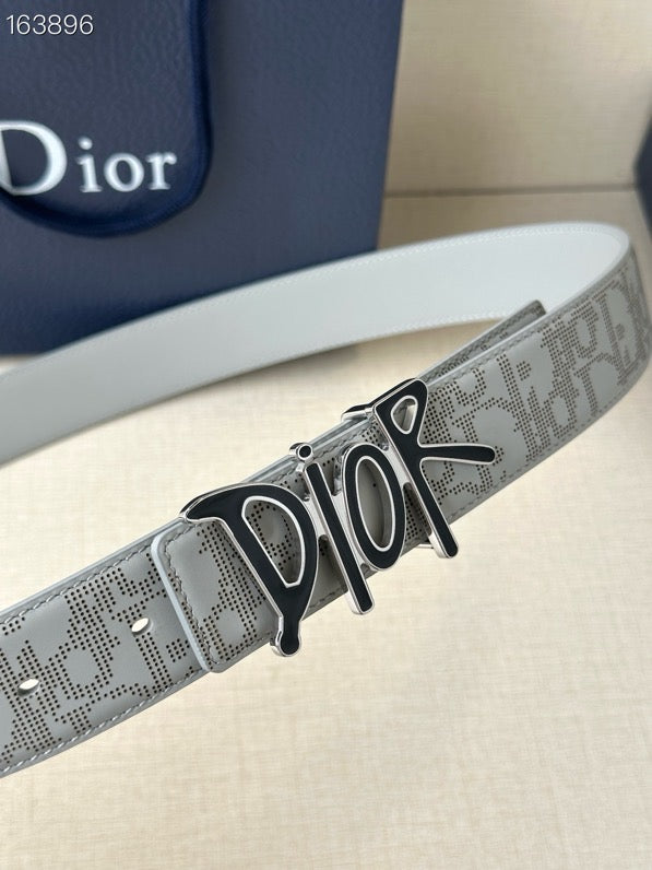 Dior belt close-up, light gray logo strap with black-and-gold Dior buckle