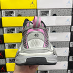 Light gray sneaker heel with size 40 marking and textured sole
