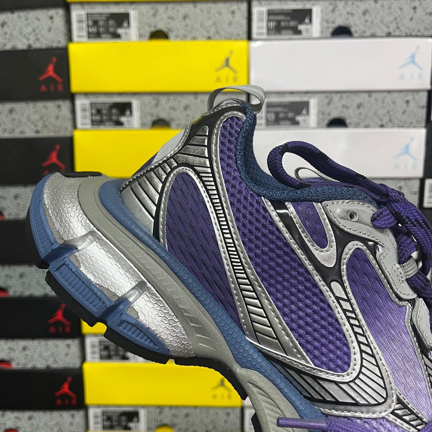 Sneakers heel and side in silver and purple with purple laces and mesh panel