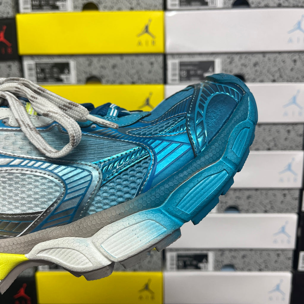 Unisex sneaker with blue upper and gray side panel, textured outsole and laces