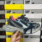 Unisex running shoe in black mesh with pink collar and turquoise side accents