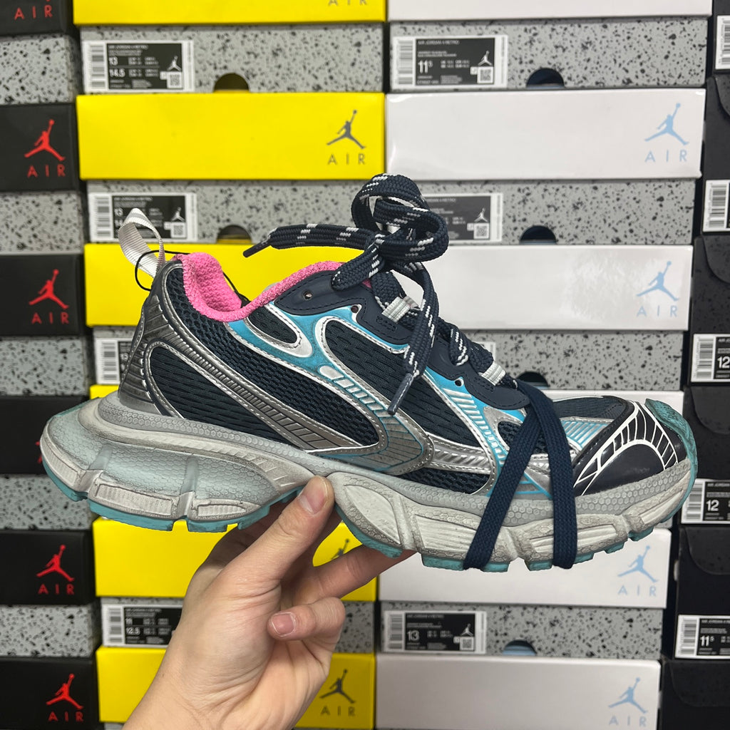 Unisex running shoe profile with black mesh, pink collar, and turquoise side stripes