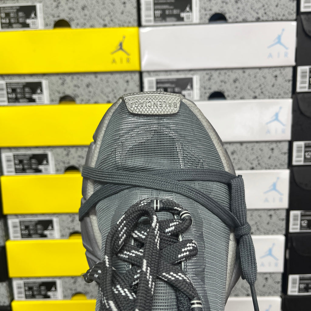 Gray mesh-knit tongue and lace-up collar with black patterned laces