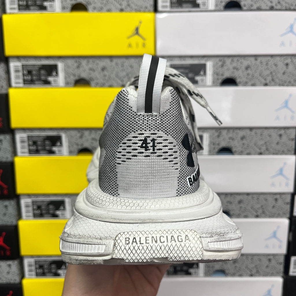 Balenciaga unisex shoes, back heel with BALENCIAGA logo patch and white sole