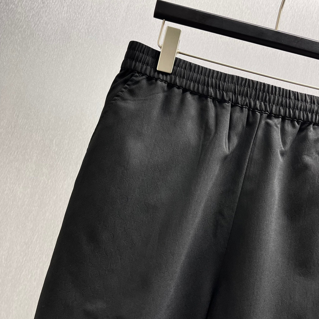 Black elastic-waistband shorts with front pleats