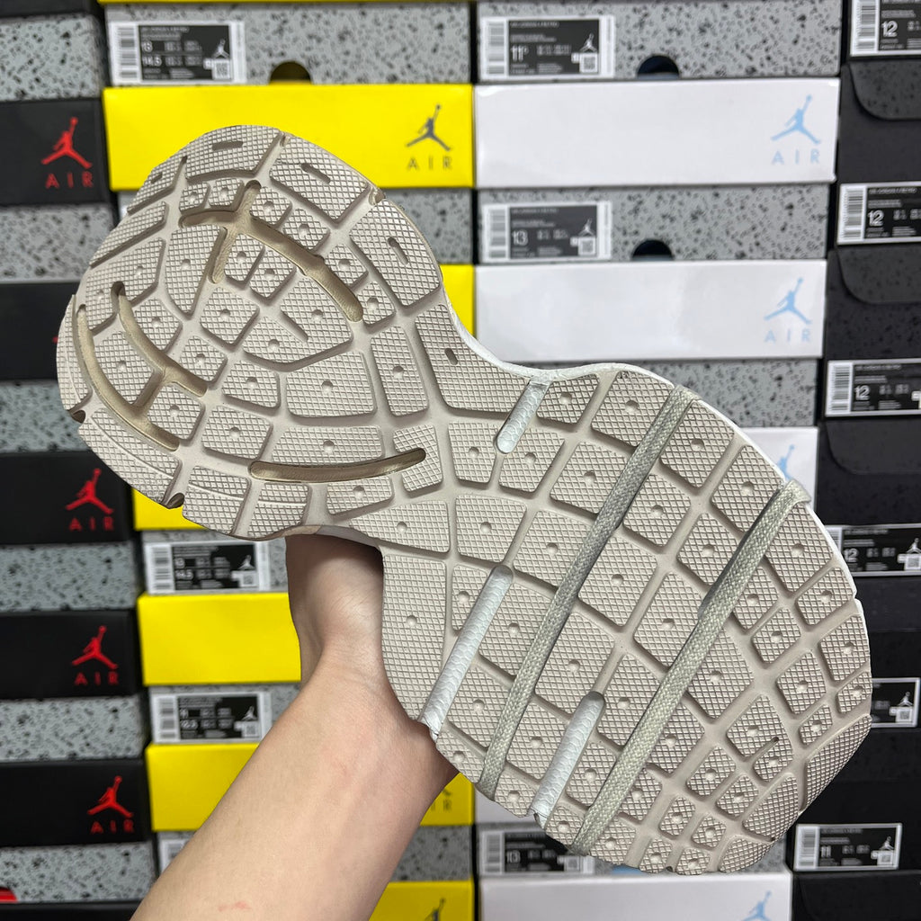 Off-white Balenciaga unisex sneakers outsole with grid tread pattern