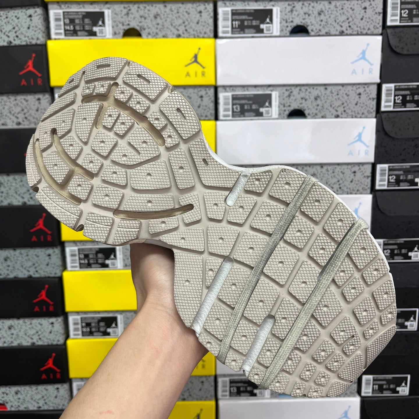 Off-white Balenciaga unisex sneakers outsole with grid tread pattern