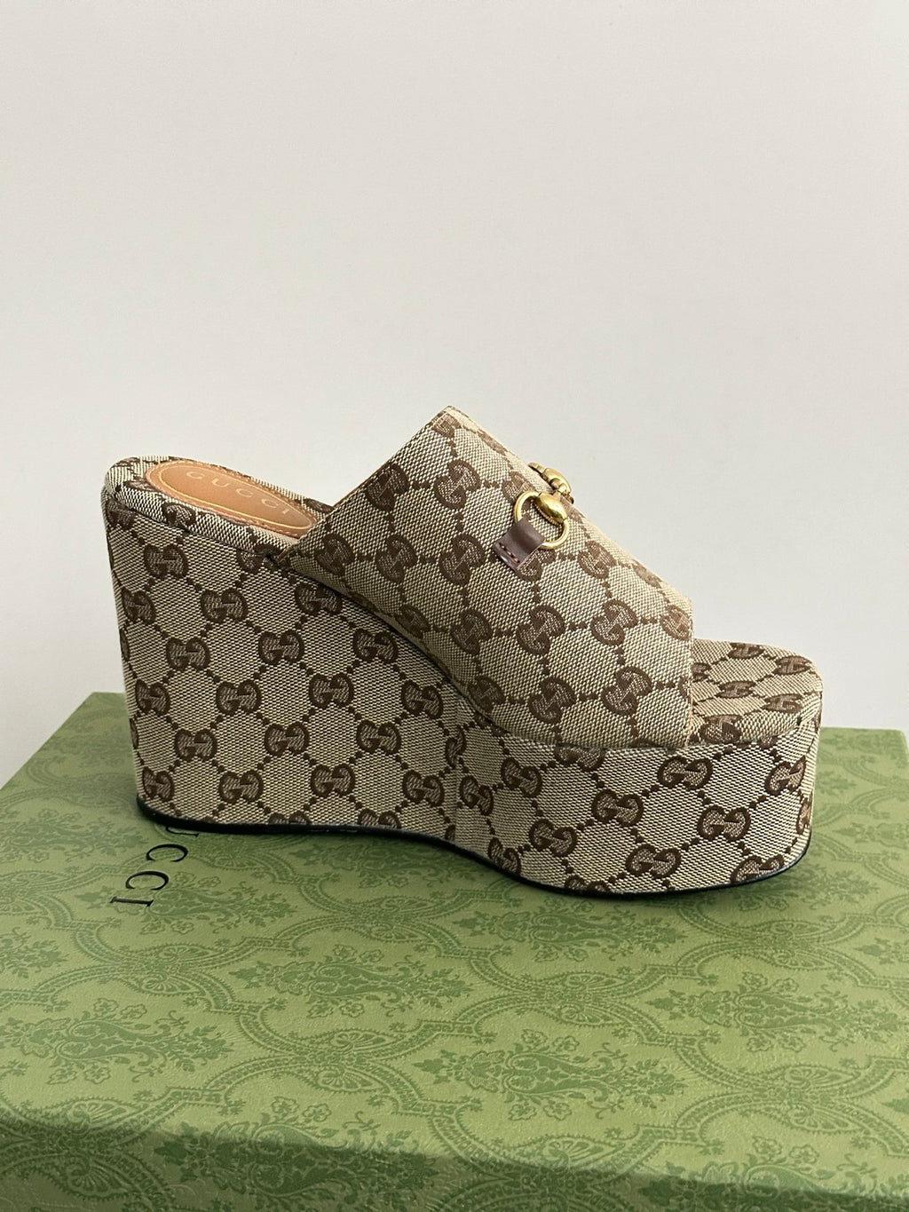 Gucci ladies’ wedge platform slide sandals in beige-brown GG canvas with gold horsebit