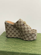 Gucci ladies’ wedge platform slide sandals in beige-brown GG canvas with gold horsebit