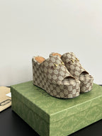 Gucci ladies’ platform slide sandals in beige-brown GG canvas, peep toe and gold detail