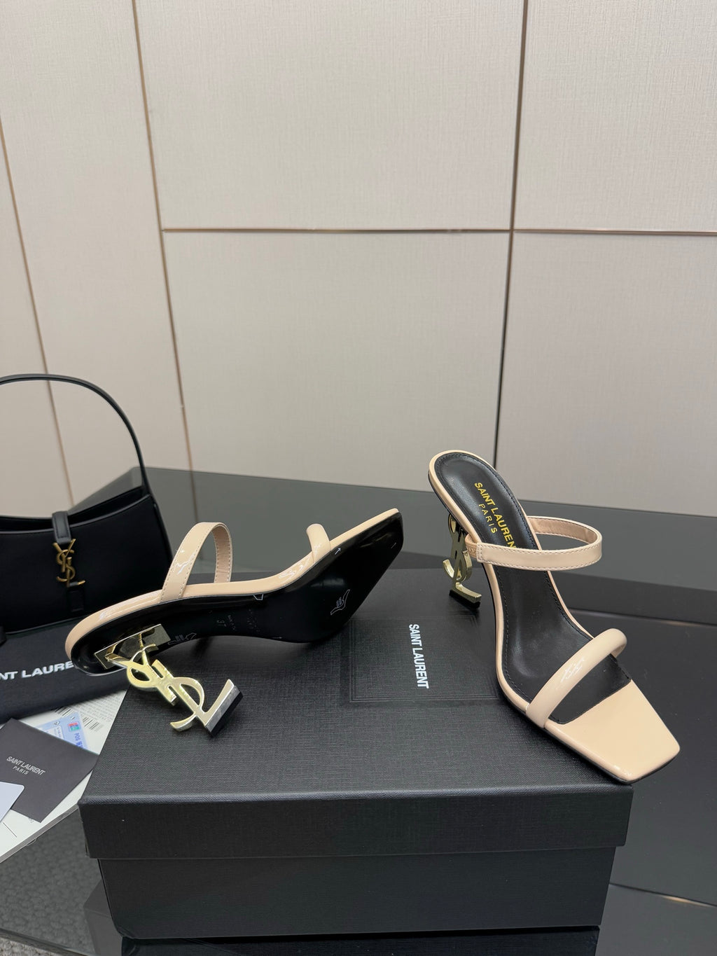 Two-tone heeled sandals with black footbed and beige V-shaped toe strap