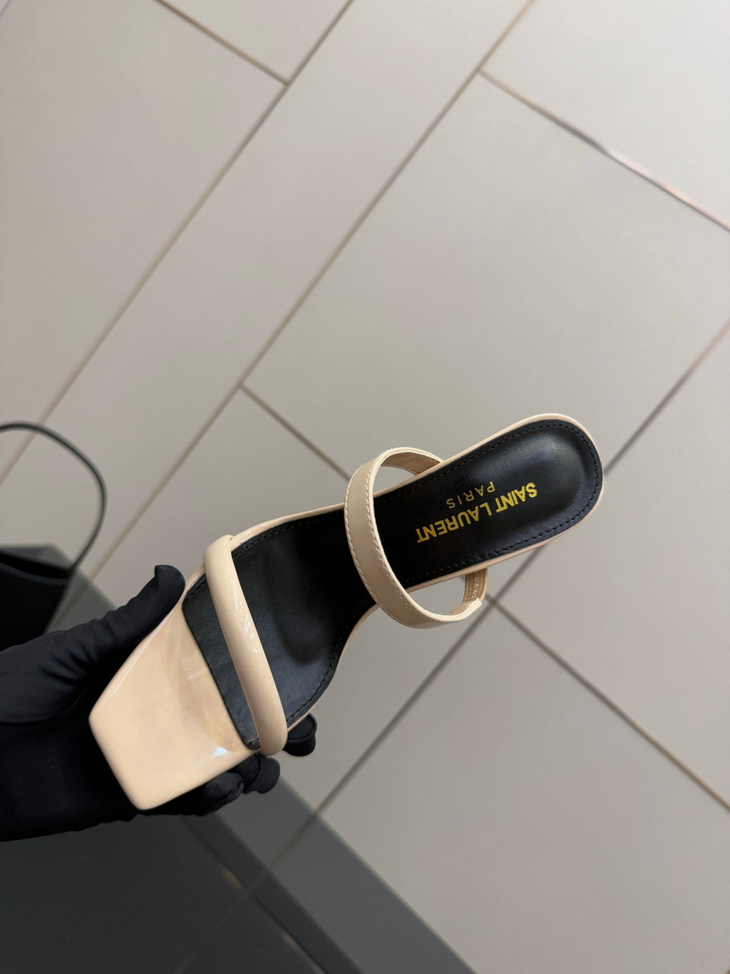 Two-tone heeled mule sandals with beige foot strap and black insole lettering