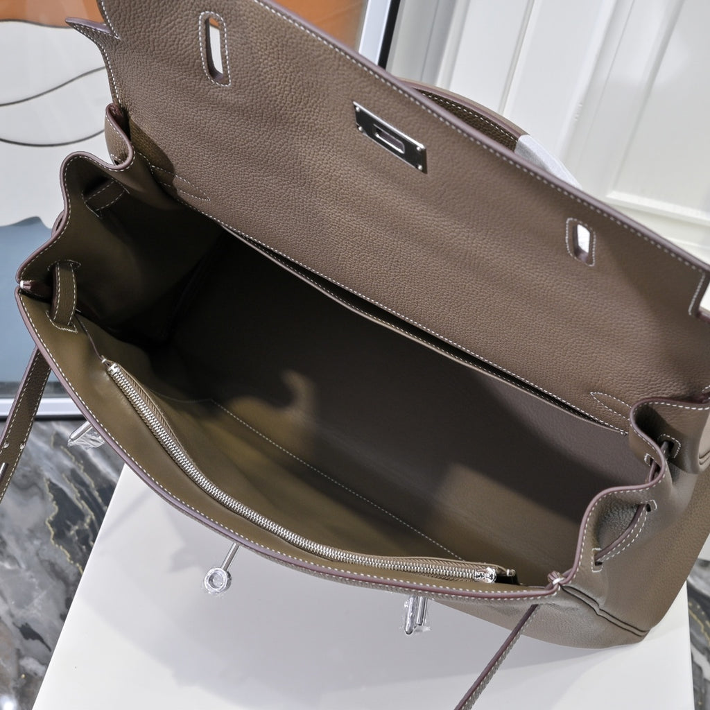 Hermes handbag taupe leather, open top with interior lining and zipper pocket