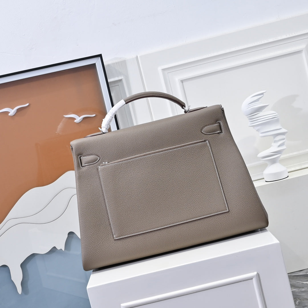 Hermes handbag in taupe textured leather, front flap with rectangular clasp
