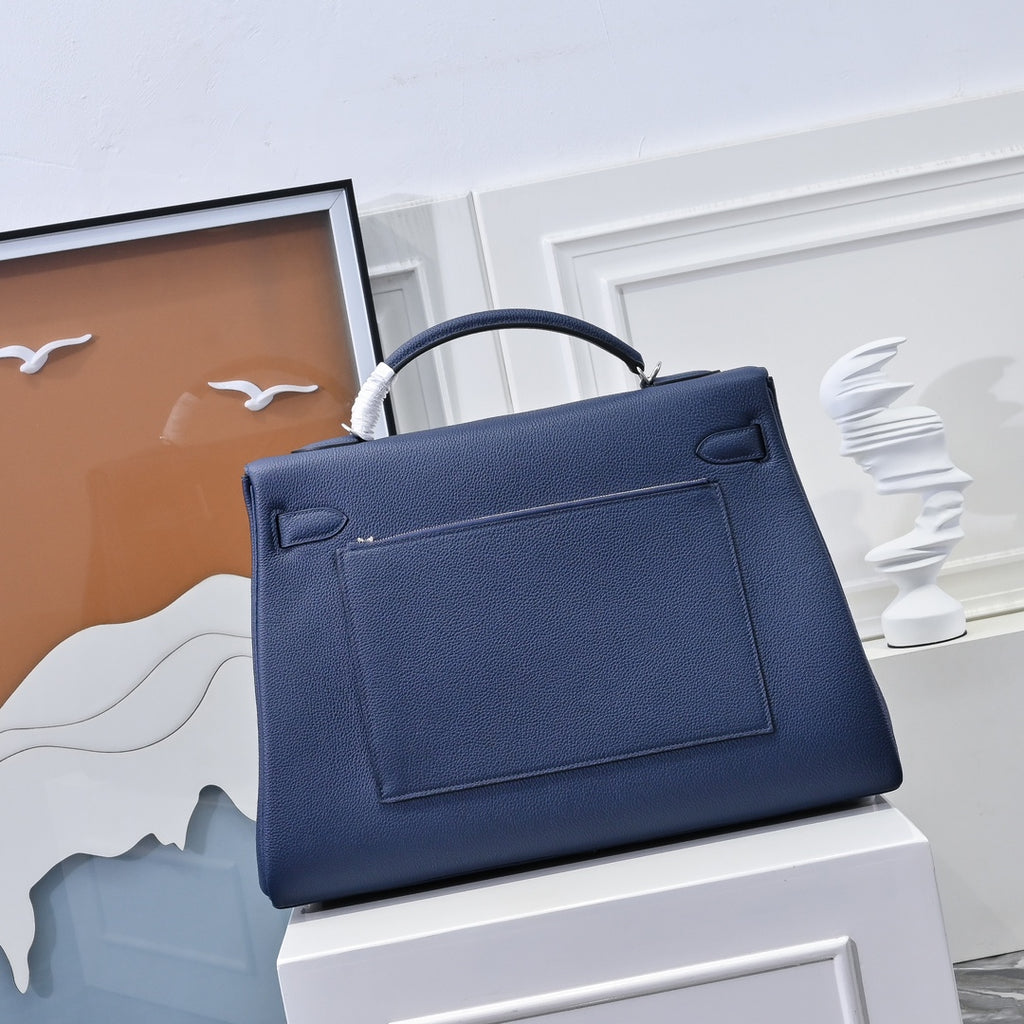 Hermes bag in dark blue leather with front rectangular pocket panel and handle