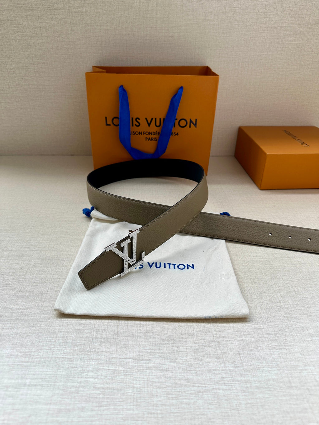Louis Vuitton belt on pouch: beige leather strap with gold LV buckle
