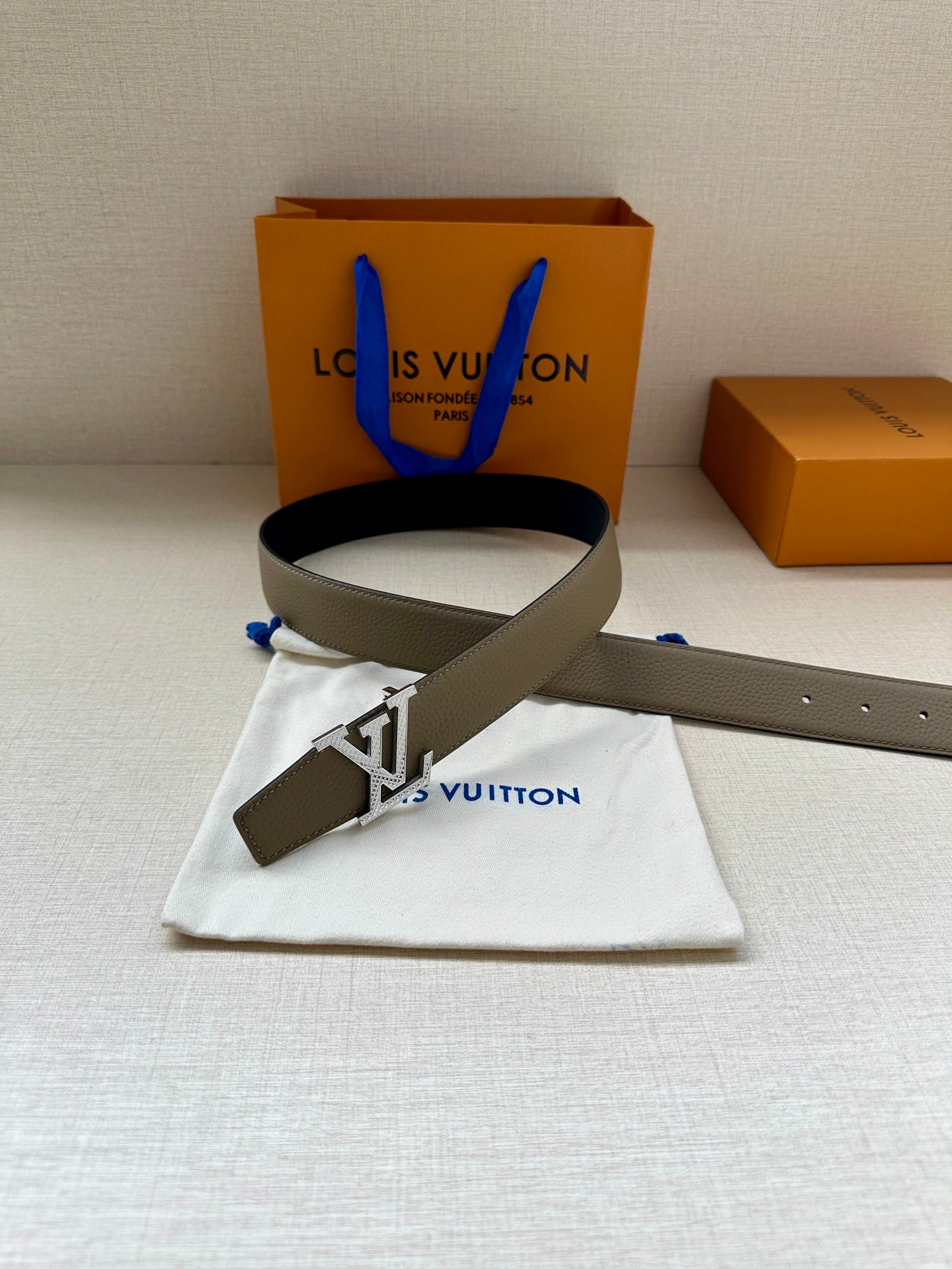 Louis Vuitton belt on pouch: beige leather strap with gold LV buckle