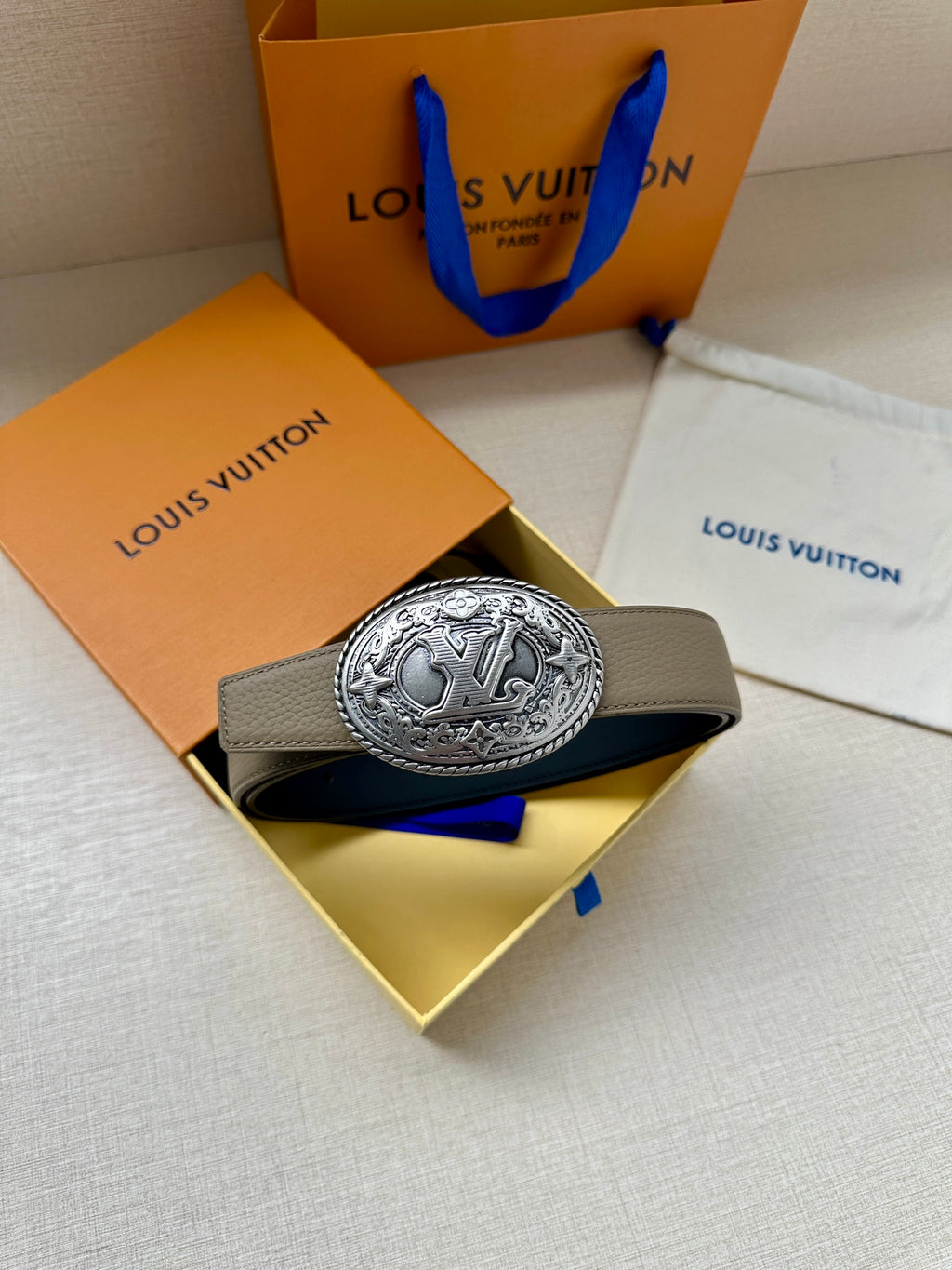 Louis Vuitton belt in gift set, beige strap with silver oval logo buckle