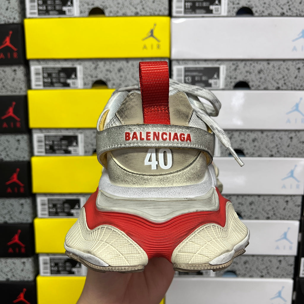 Balenciaga Air sneaker back view, BALENCIAGA logo and 40 on heel