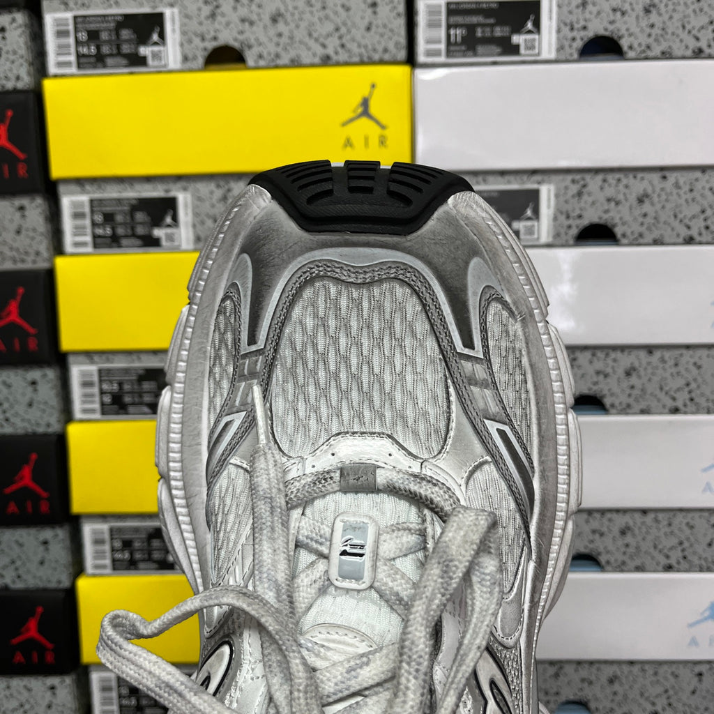 Silver lace-up running shoe with textured knit upper and padded collar