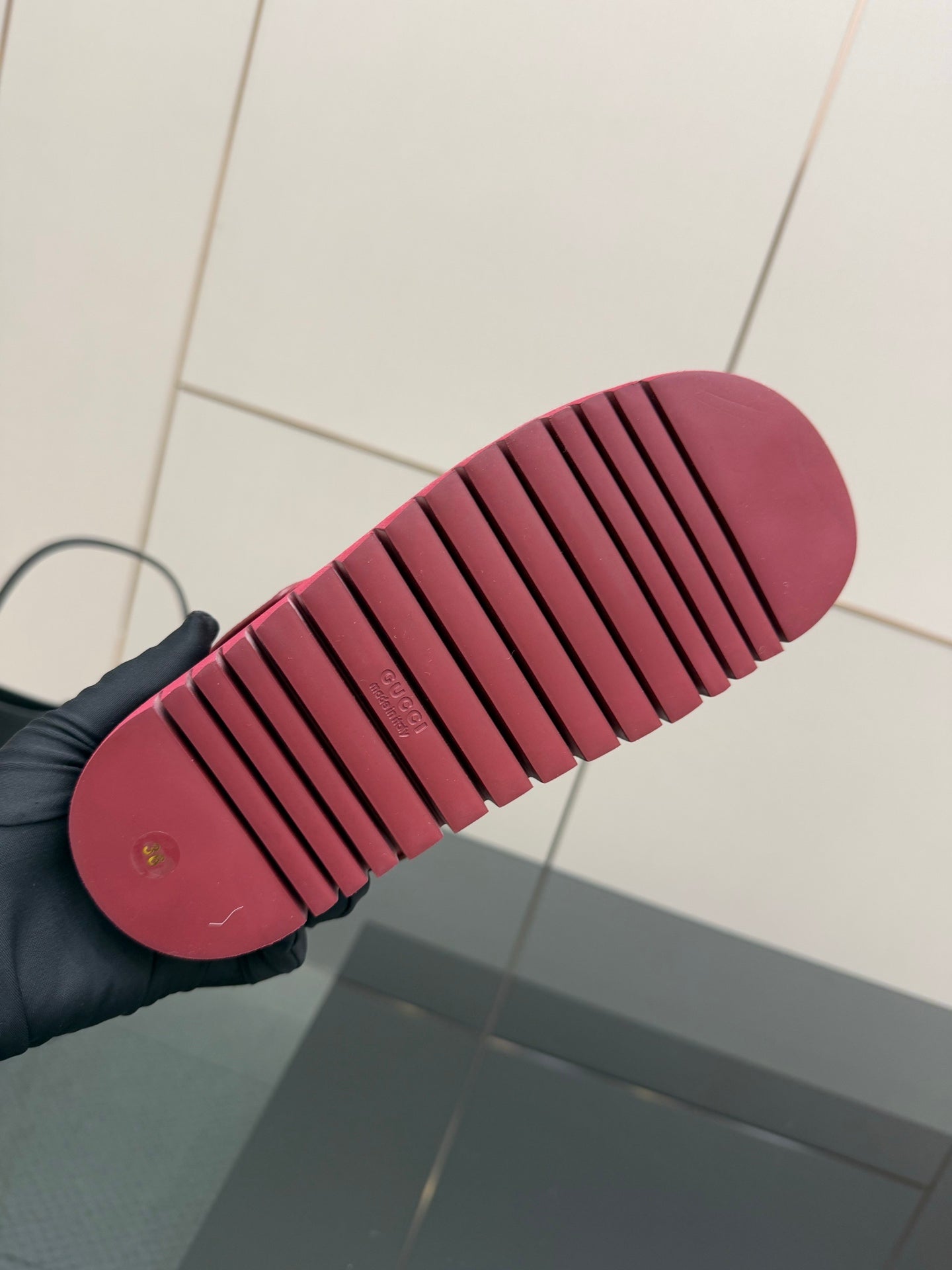 Gucci women’s fuchsia platform sneaker outsole with ridged tread pattern