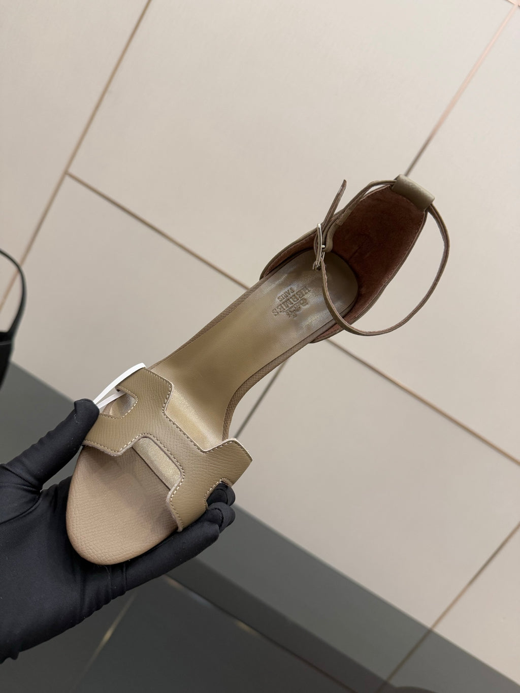 Ladies heeled sandals in beige with ankle strap, close-up angle