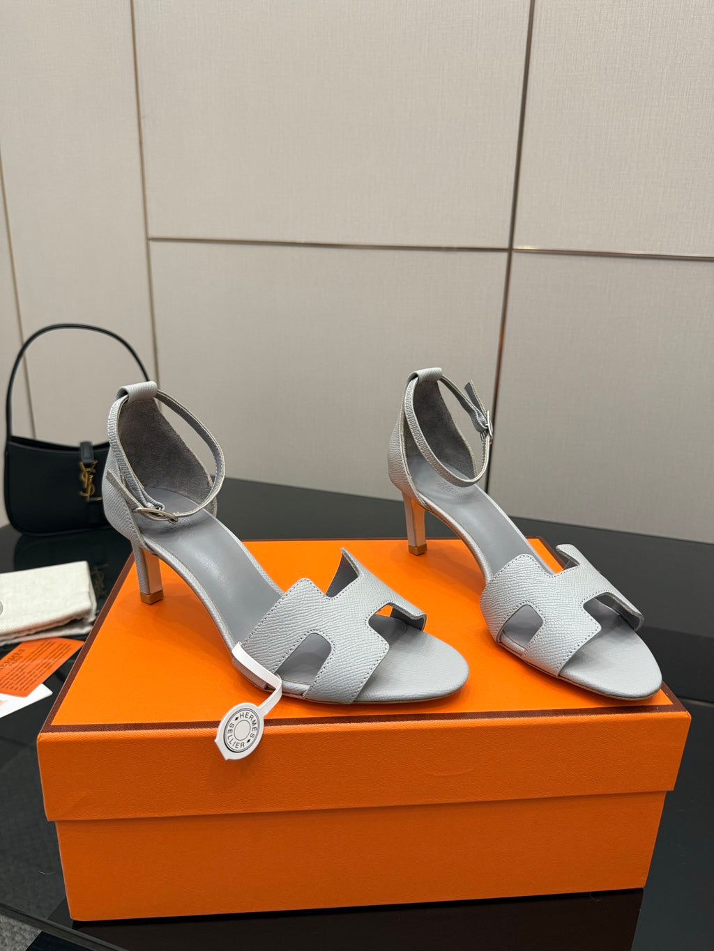 Ladies sandals in light gray leather, open-toe T-strap, low block heel