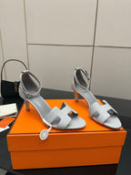 Ladies sandals in light gray leather, open-toe T-strap, low block heel