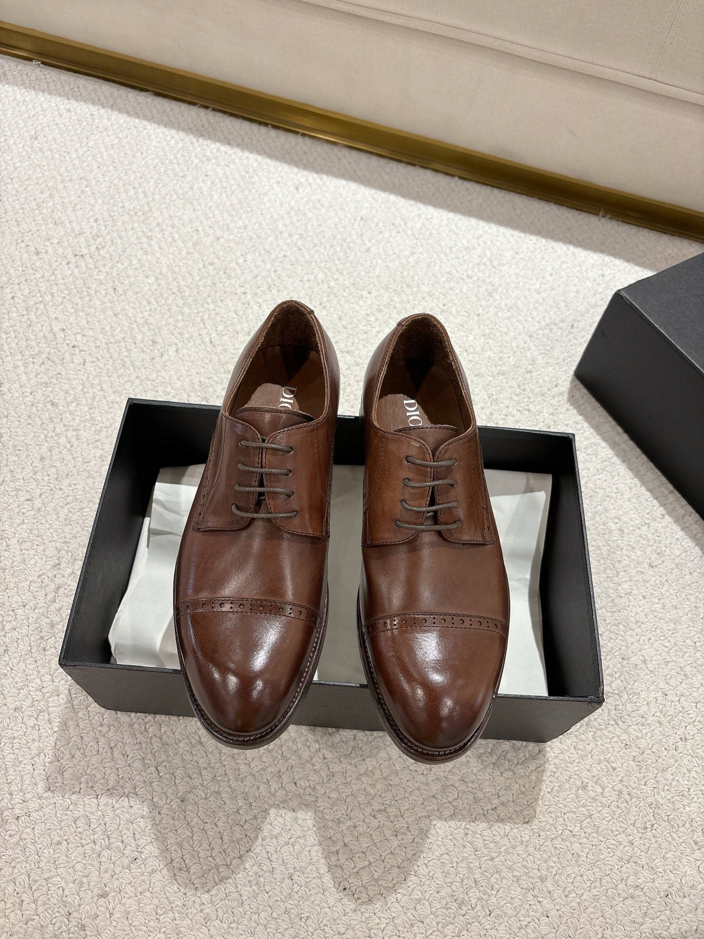Brown leather lace-up dress shoes, pointed toe, in black gift box