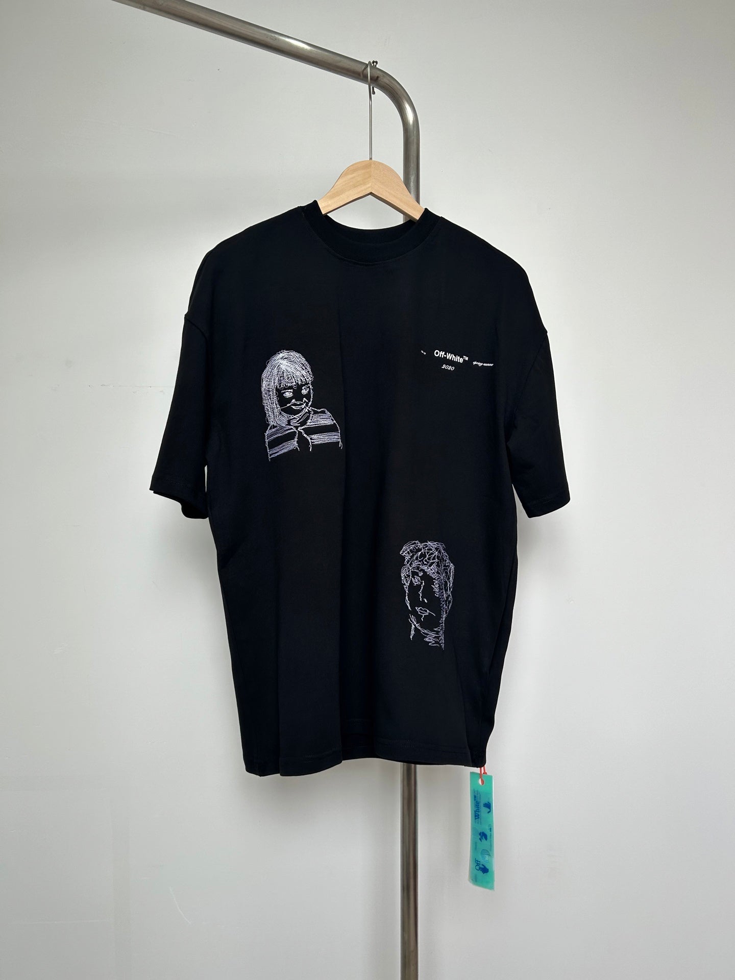 Black T-shirt with short sleeves and front graphic face print