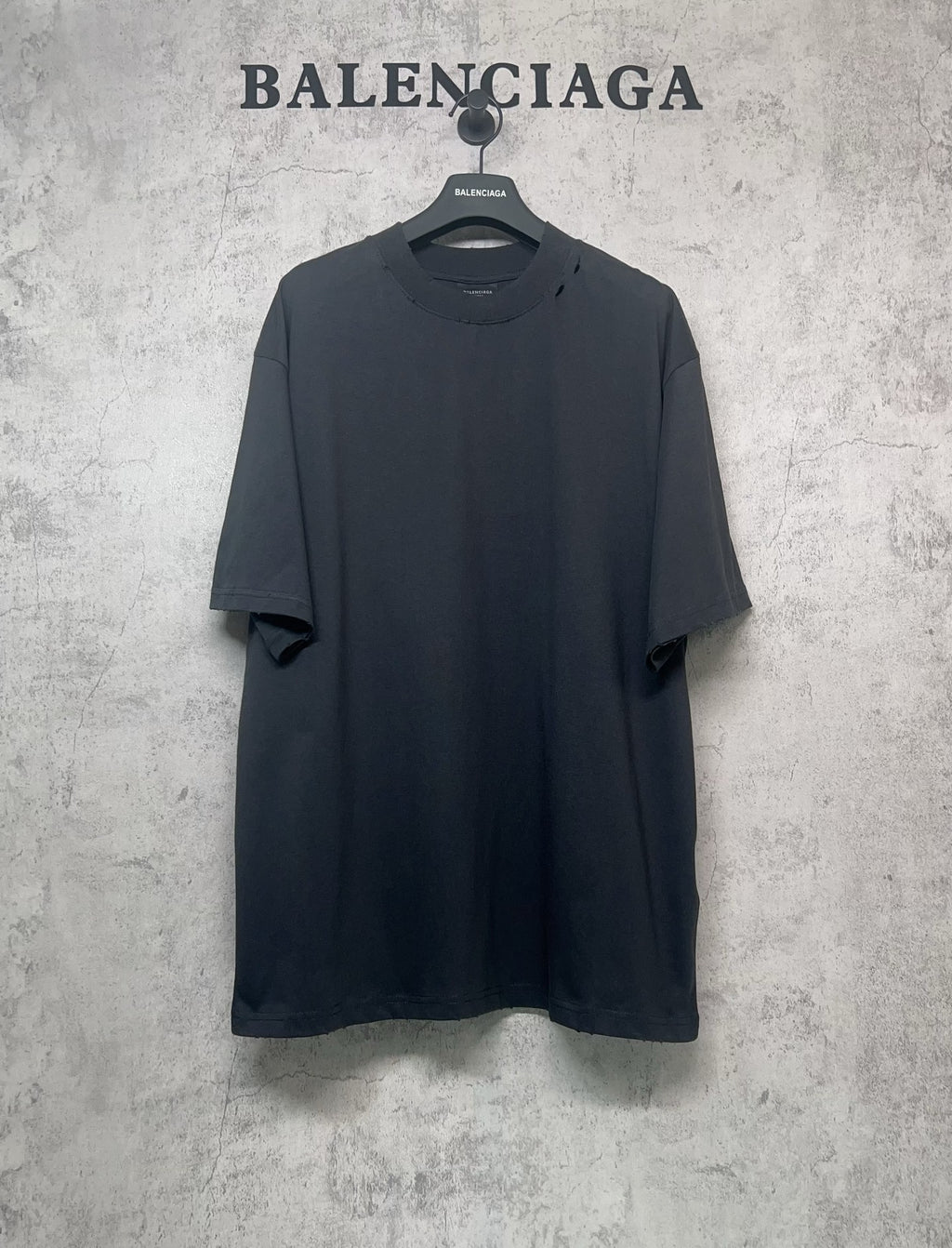 Balenciaga dark T-shirt with loose fit, short sleeves, side slits