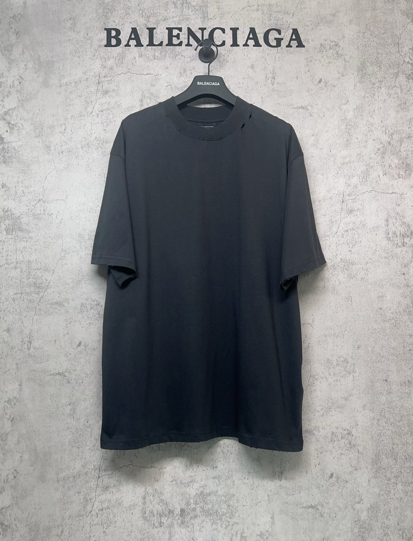 Balenciaga dark T-shirt with loose fit, short sleeves, side slits