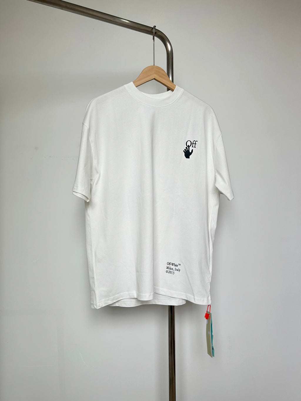 Off-White T-shirt in off-white with small chest logo print, short sleeves