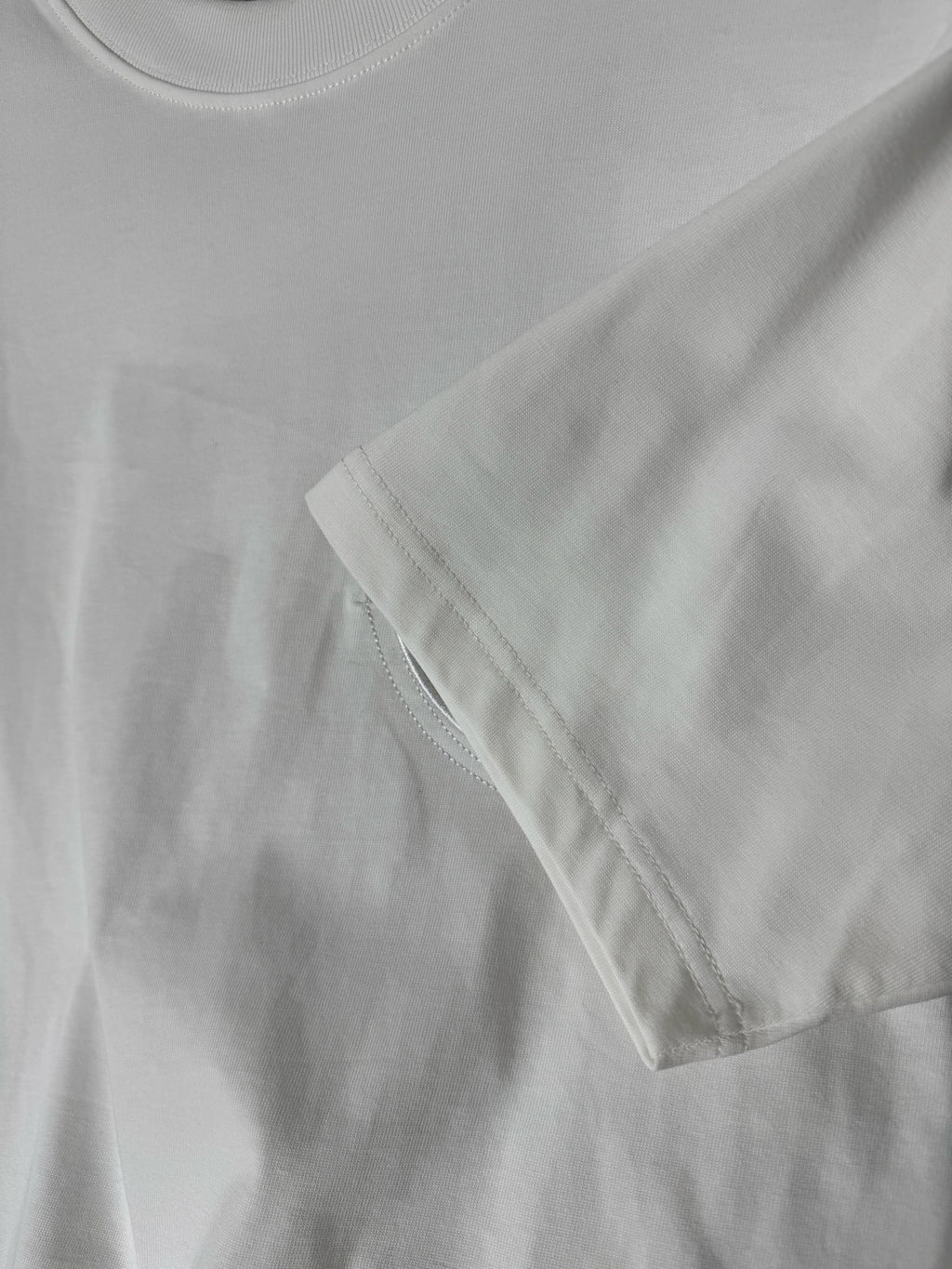 Short-sleeve T-shirt hem with stitched sleeve seam, white