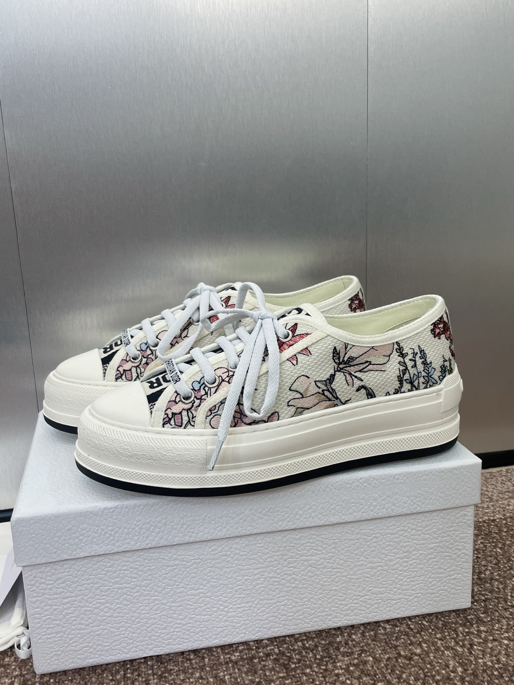 White unisex low-top sneakers with botanical pattern canvas and thick rubber sole